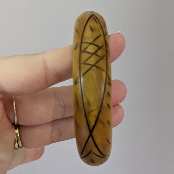 Carved wooden bangle bracelet - Picture 3 of 5